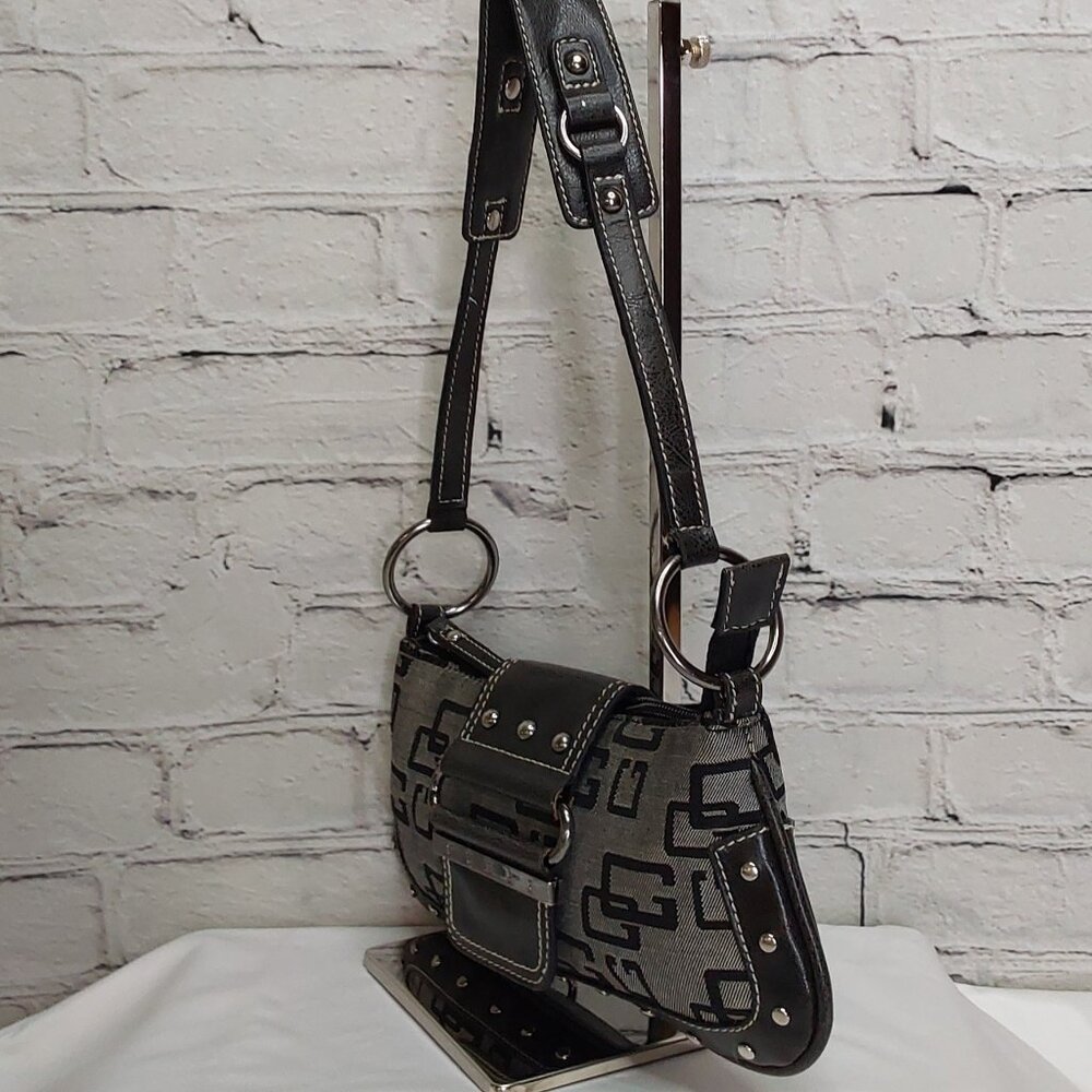 'GUESS' STUDDED MONOGRAM SHOULDER BAG SIGNATURE BIMBO BAGUETTE - Picture 4 of 16
